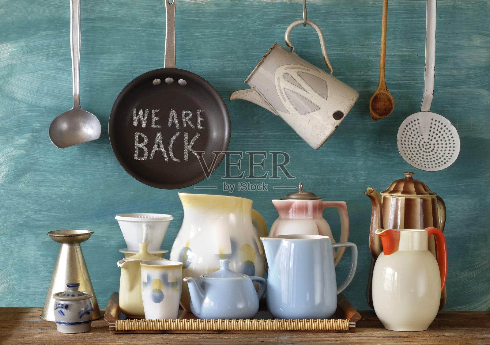 重新开放的标志，餐厅或咖啡馆准备服务后，corona锁定，复古厨房用具，陶器和信息，概念照片摄影图片