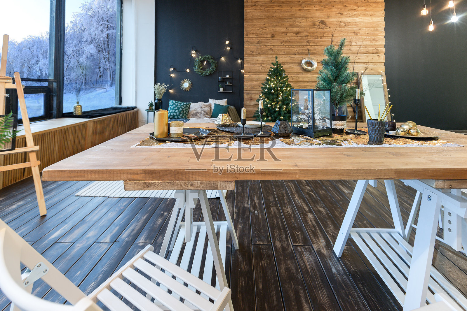 在节日的前夕，乡村房子的内部用一棵新年树装饰。照片摄影图片