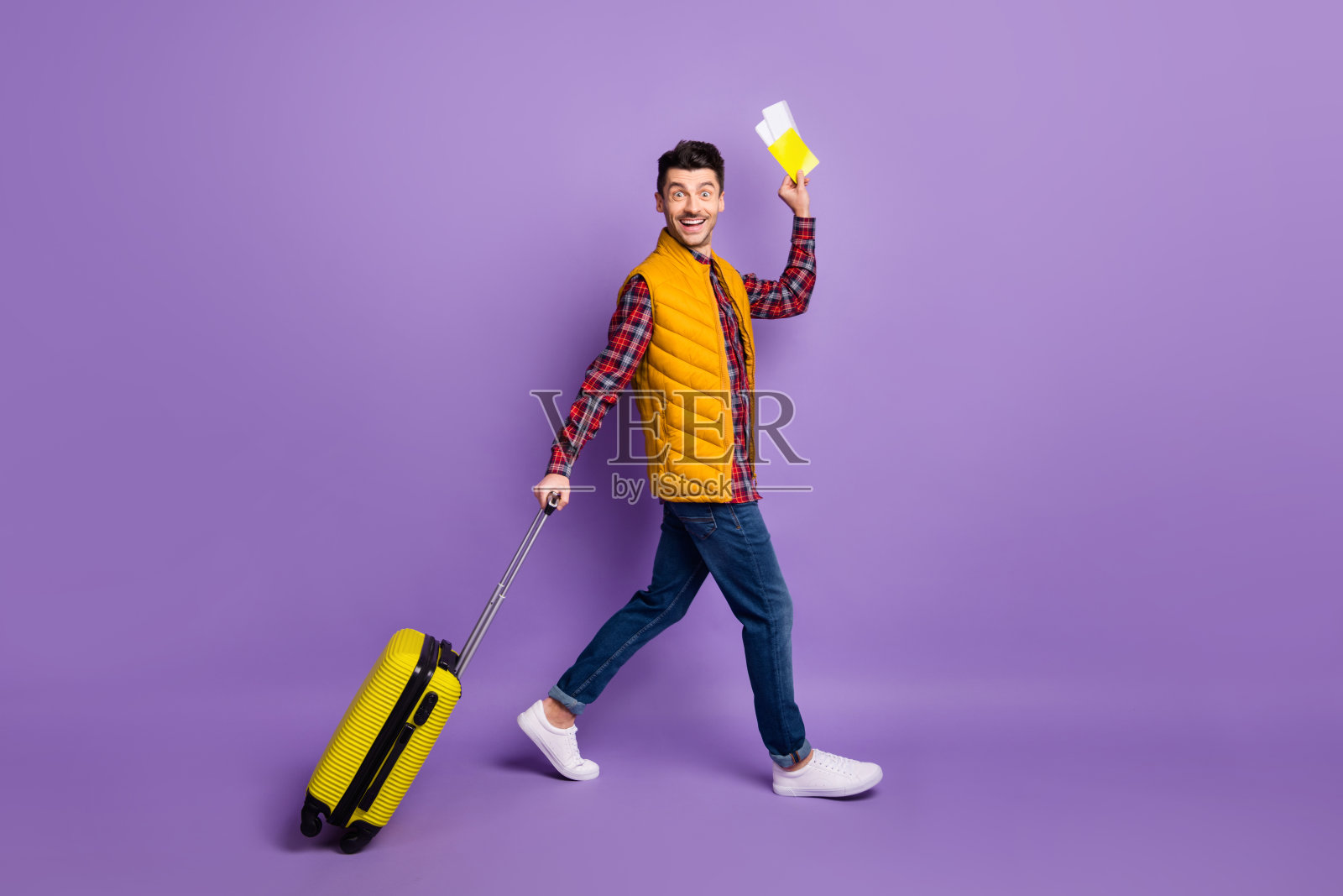 全尺寸侧面照片的黑发时髦男子穿休闲装持行李票旅行孤立在紫罗兰色背景照片摄影图片