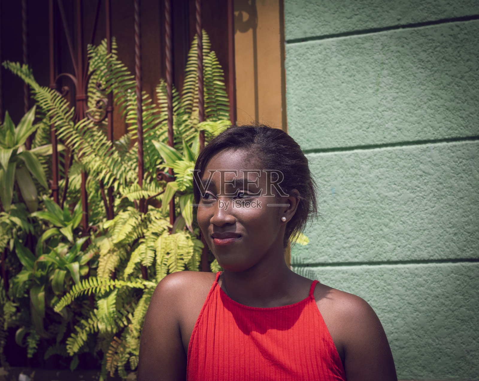 年轻的非裔美国妇女照片摄影图片