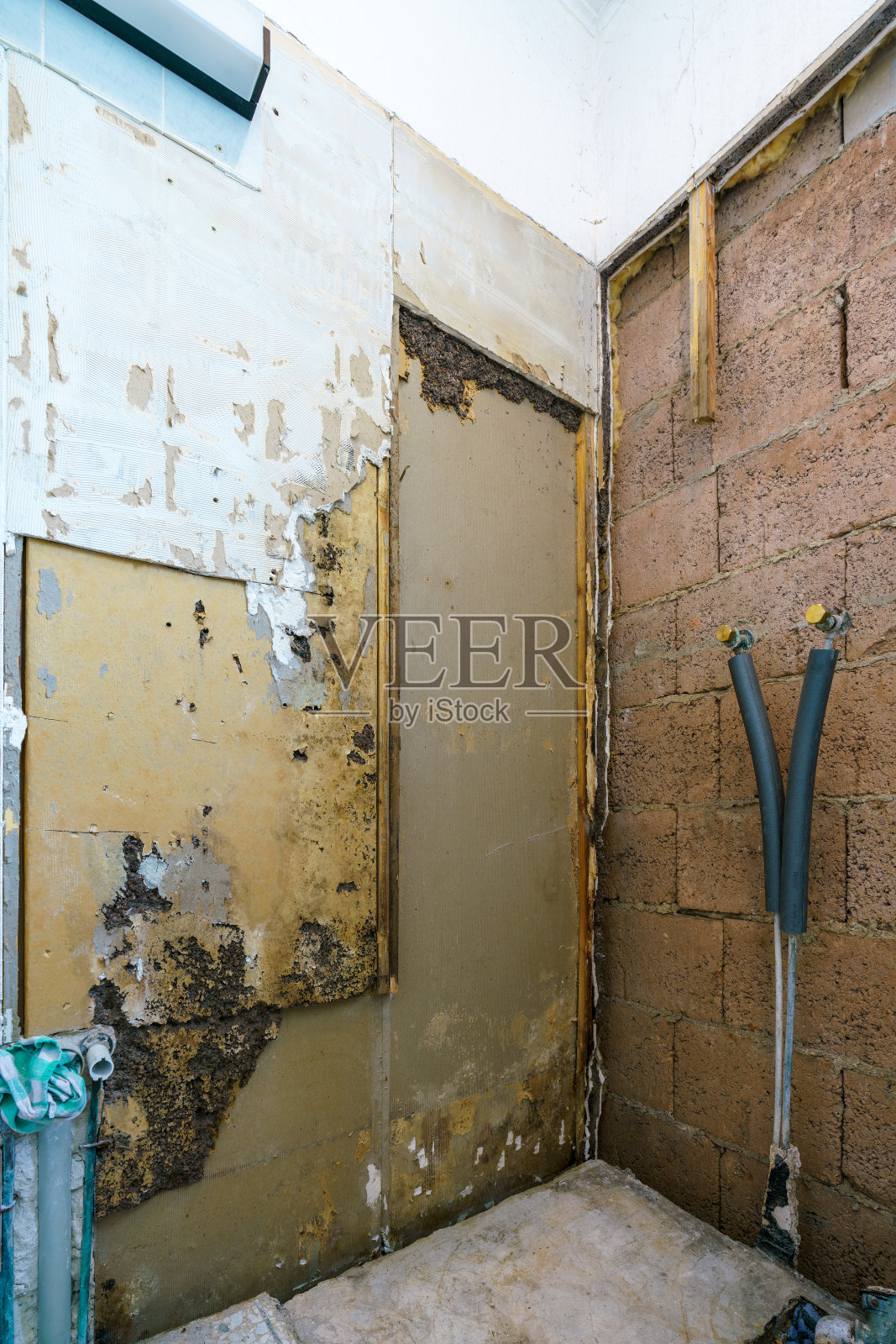 浴室的重建与光秃秃的墙壁照片摄影图片