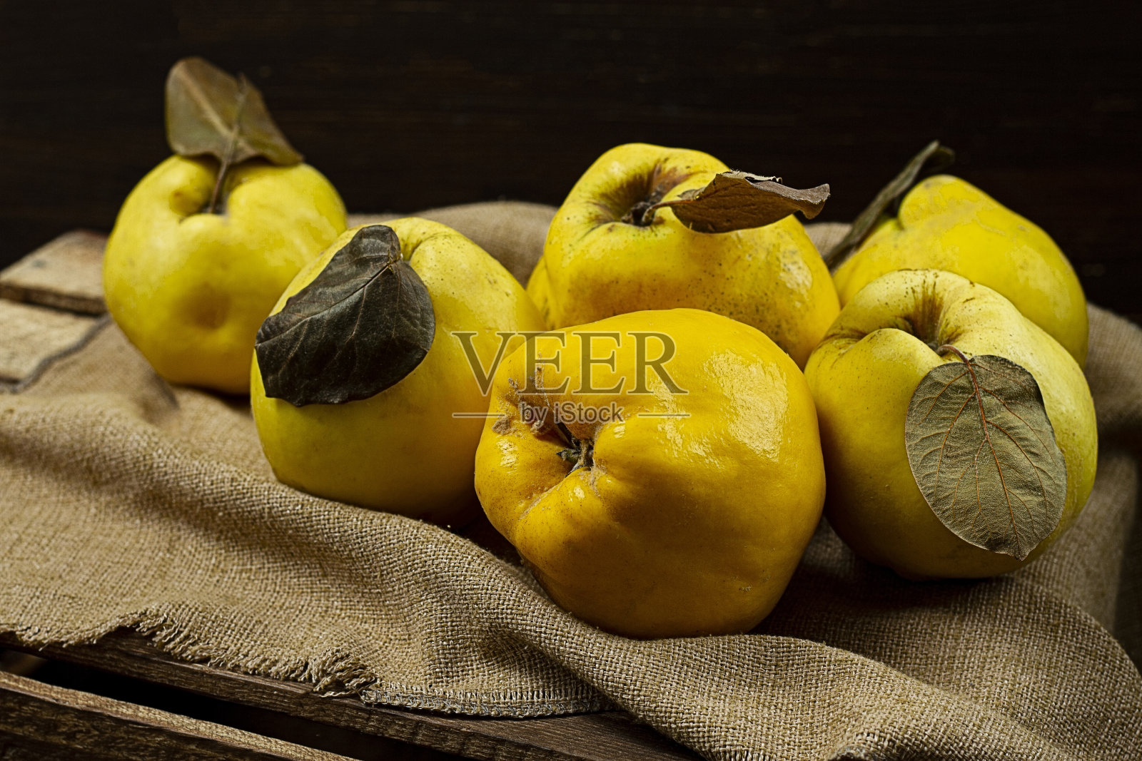 木瓜果，放在木桌上，横着，质朴，无人照片摄影图片