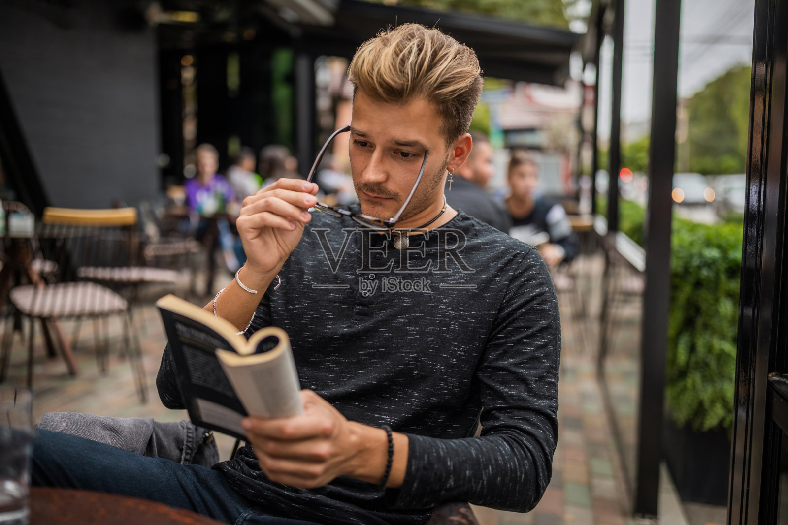 迫不及待地想看完这本书照片摄影图片