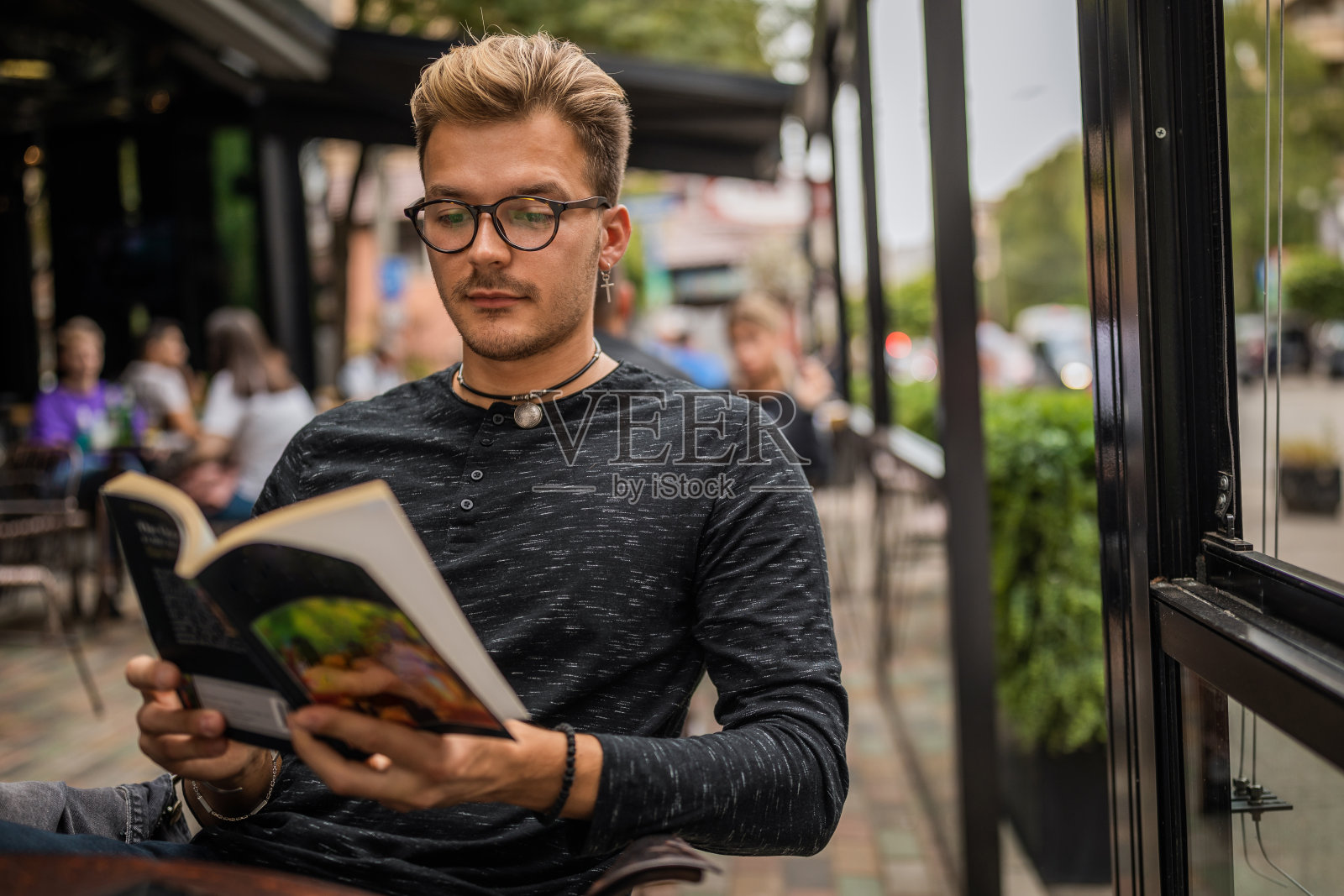 等不及看完这本书了照片摄影图片