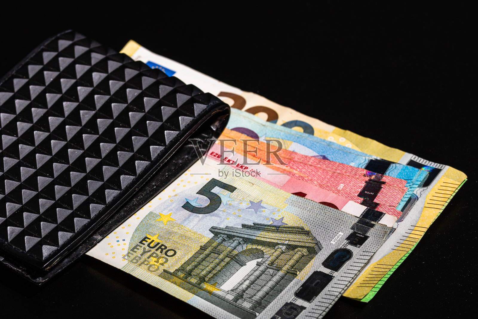 欧元钞票在黑色钱包孤立。照片摄影图片