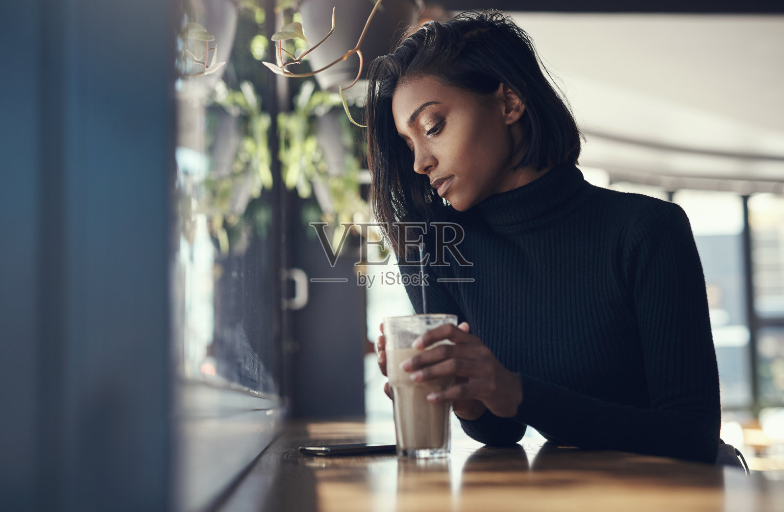 不要让优秀的女人等待照片摄影图片