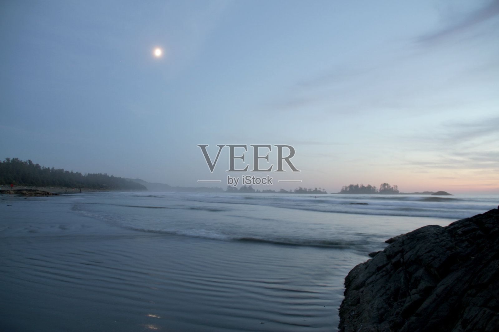 涟漪在月光下照片摄影图片