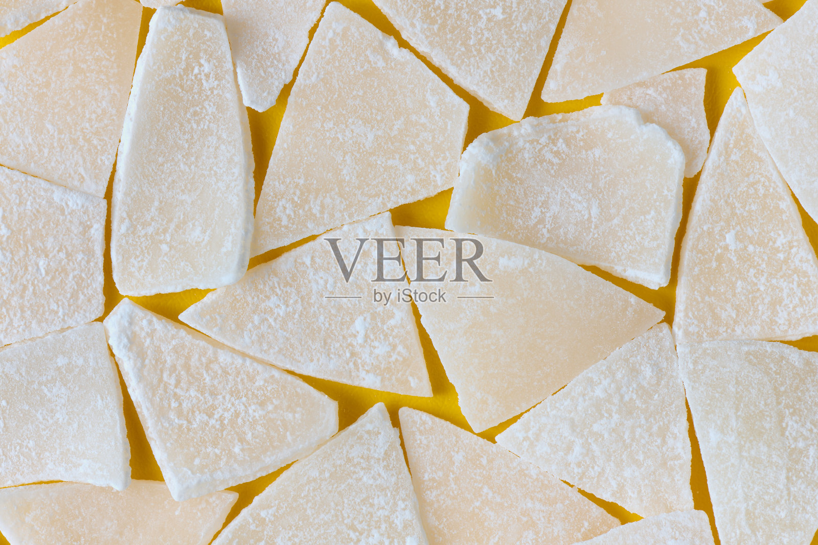 黄色背景上的几片干椰子，特写照片摄影图片