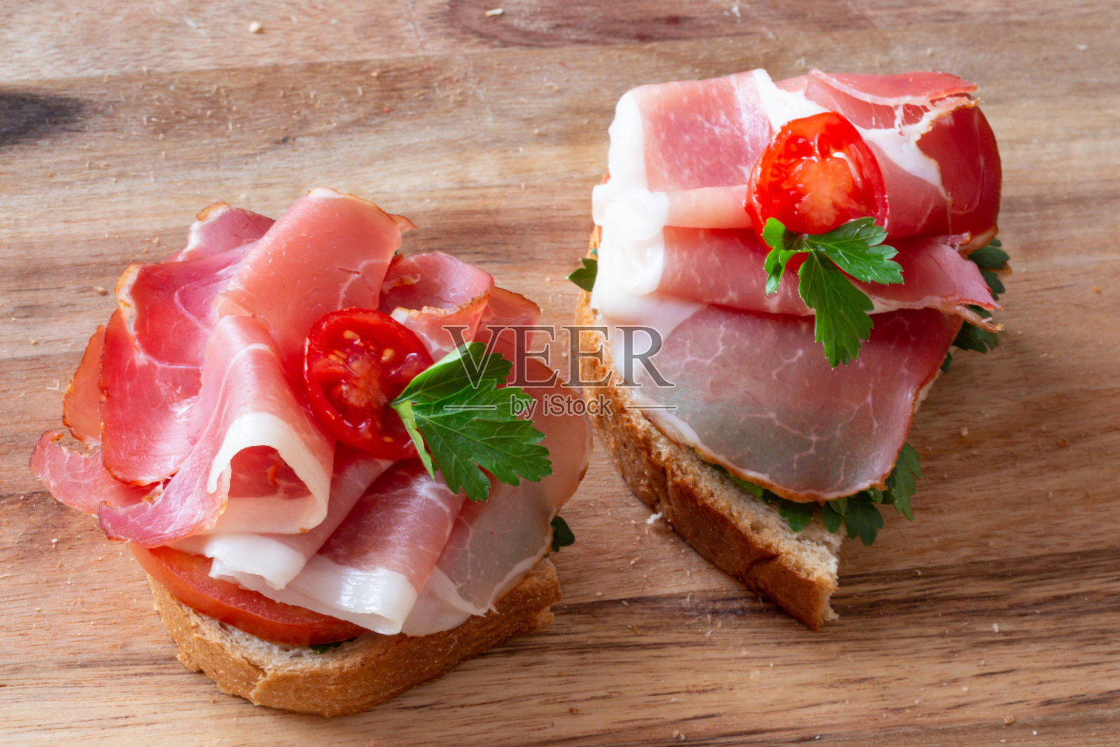 三明治配意大利熏火腿、番茄和欧芹照片摄影图片