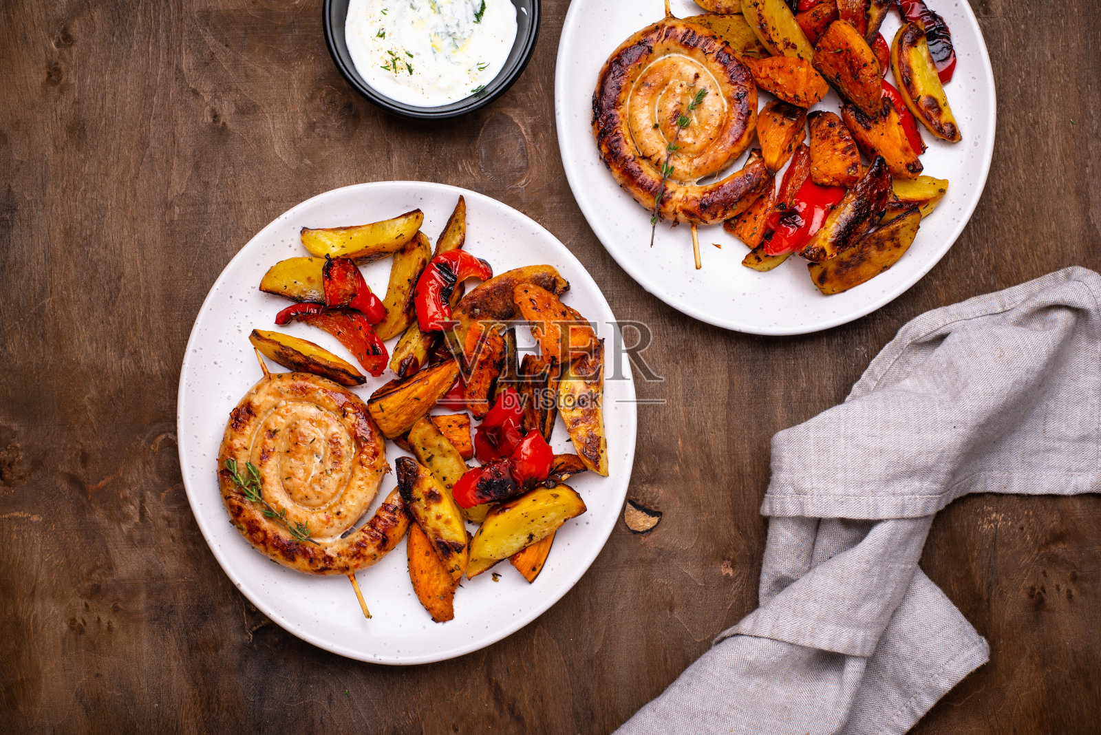 烤鸡肠配蔬菜照片摄影图片