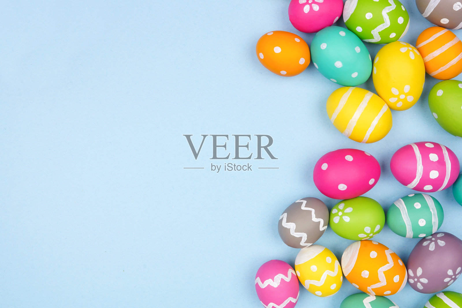 彩色复活节彩蛋边边界在一个柔和的蓝色背景照片摄影图片