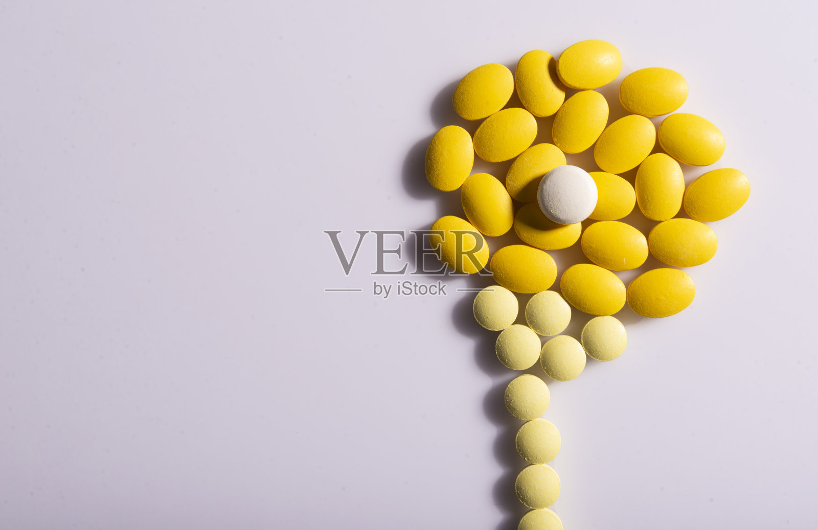 一堆药排成花的形状。照片摄影图片