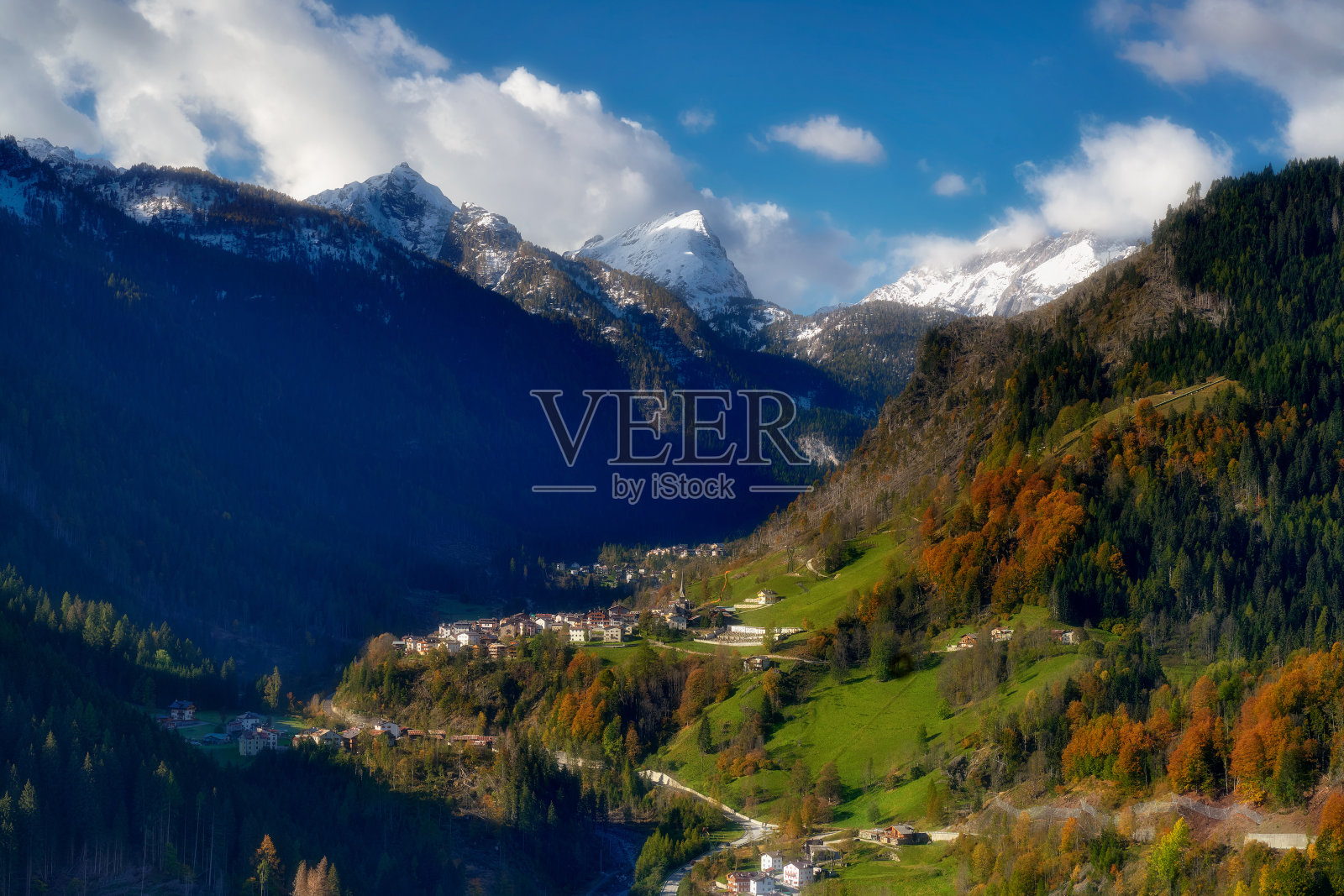 阿尔卑斯山，白云石，意大利，卡普里奥利附近的一个小村庄照片摄影图片