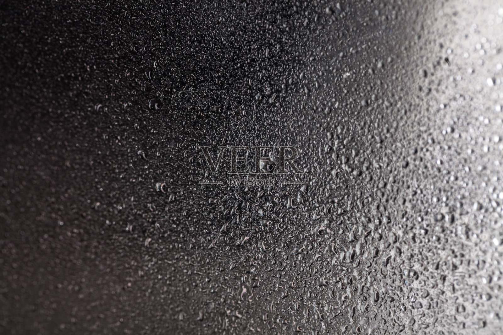 水滴凝结在玻璃表面上照片摄影图片