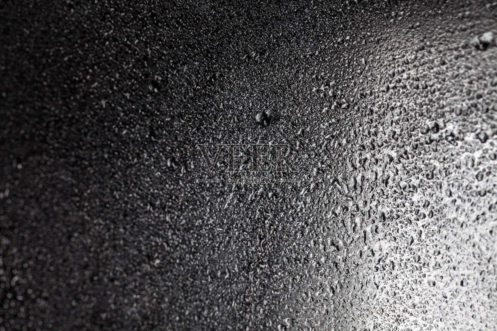 水滴凝结在玻璃表面上照片摄影图片