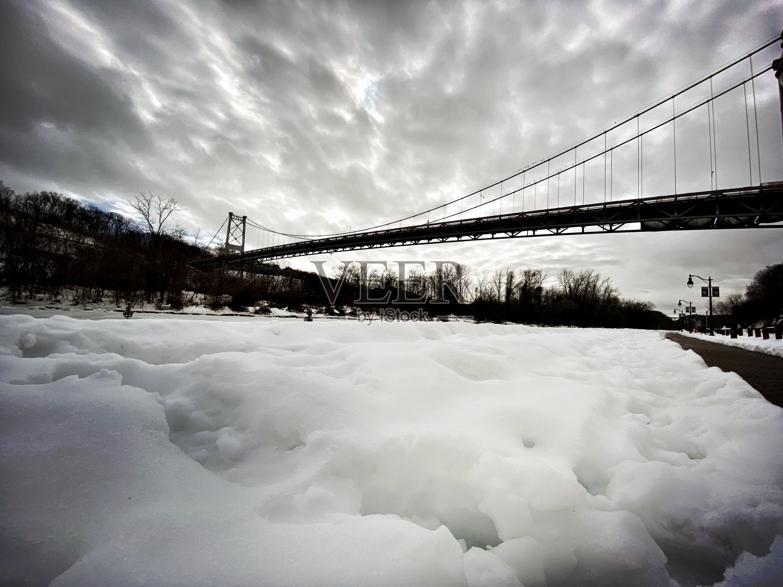 冰冻河上的吊桥照片摄影图片