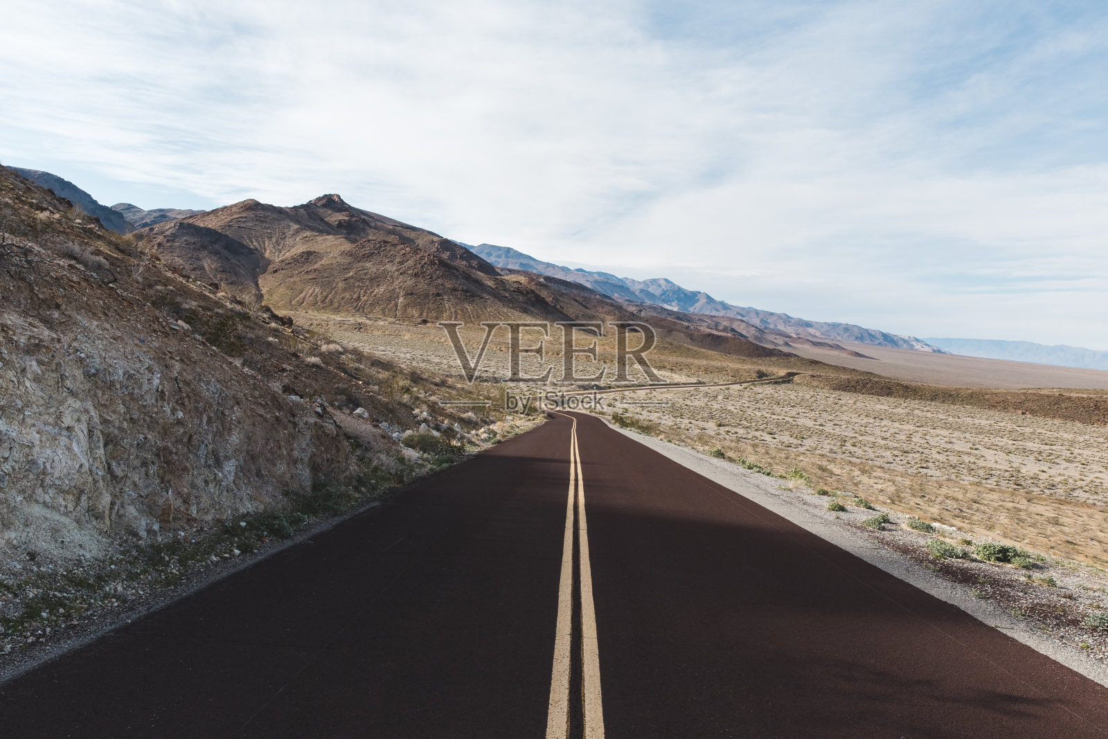 通往加州死亡谷的空旷沙漠之路照片摄影图片