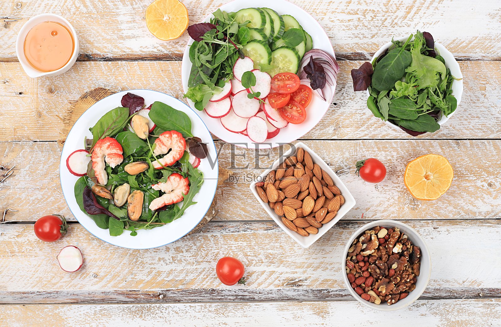 蔬菜沙拉配虾、黄瓜、圣女果、小萝卜、蜂蜜、坚果和新鲜芝麻菜，健康天然的柠檬早餐，排毒饮食理念，无胆固醇和转基因，选择性专注，照片摄影图片