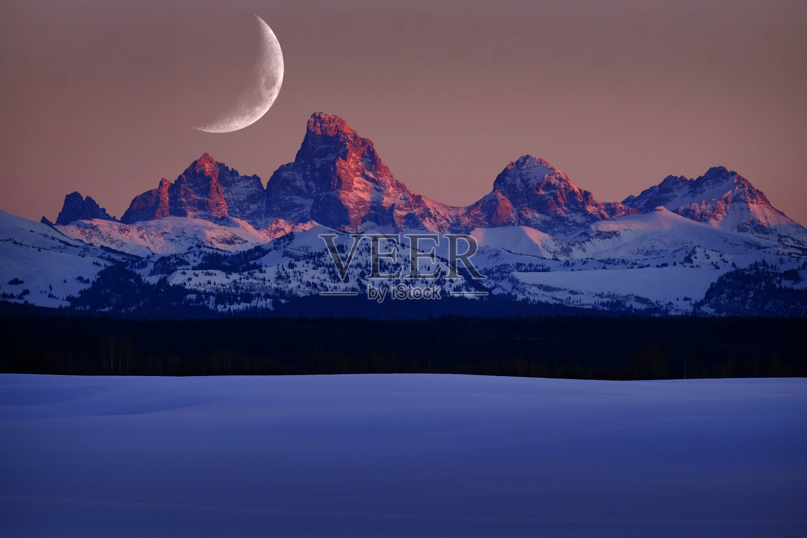 日落的光与阿尔卑斯山辉映在崎岖的提顿山脉照片摄影图片