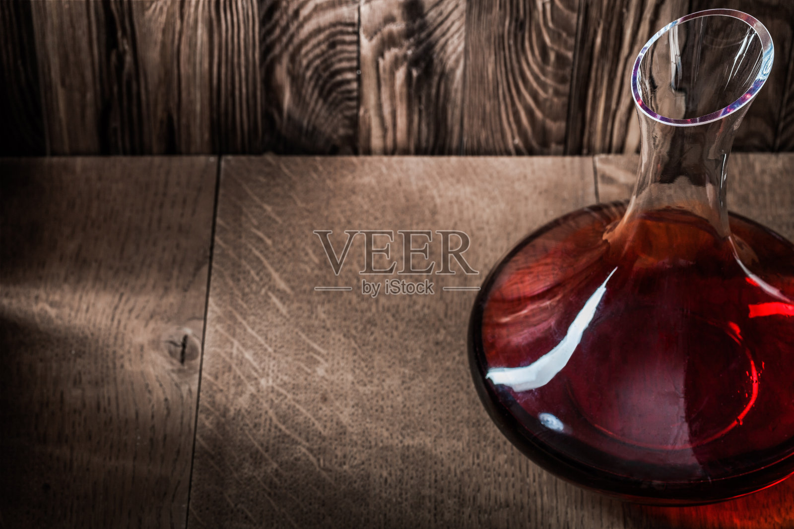 酒体以红酒为背景照片摄影图片