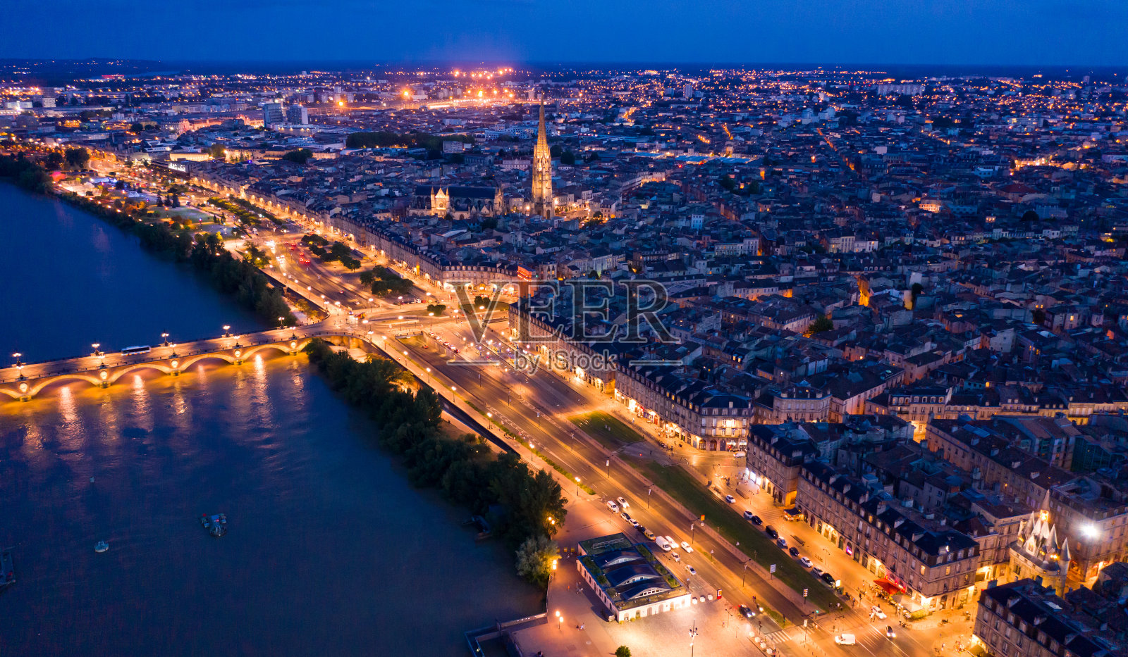 波尔多历史中心的夜景鸟瞰。法国照片摄影图片