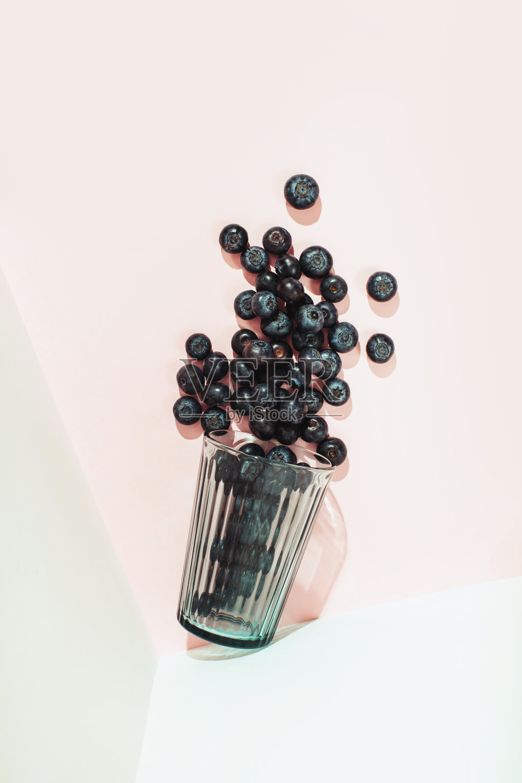 梨和苹果在阳光下的Icometric视图。现代的作文照片摄影图片