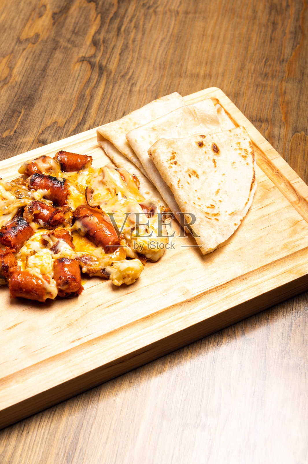 芝士玉米饼。传统的墨西哥食物。墨西哥食物的木制背景与复制空间。墨西哥炸玉米饼概念照片摄影图片