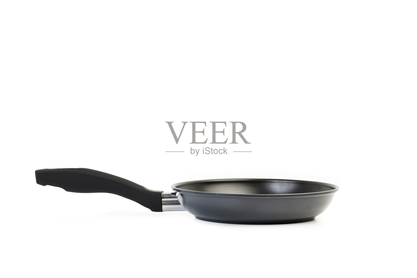 白色背景下的黑色煎锅照片摄影图片