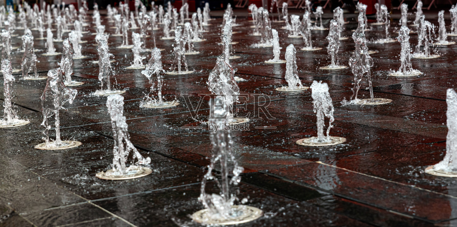 水喷到地板上照片摄影图片