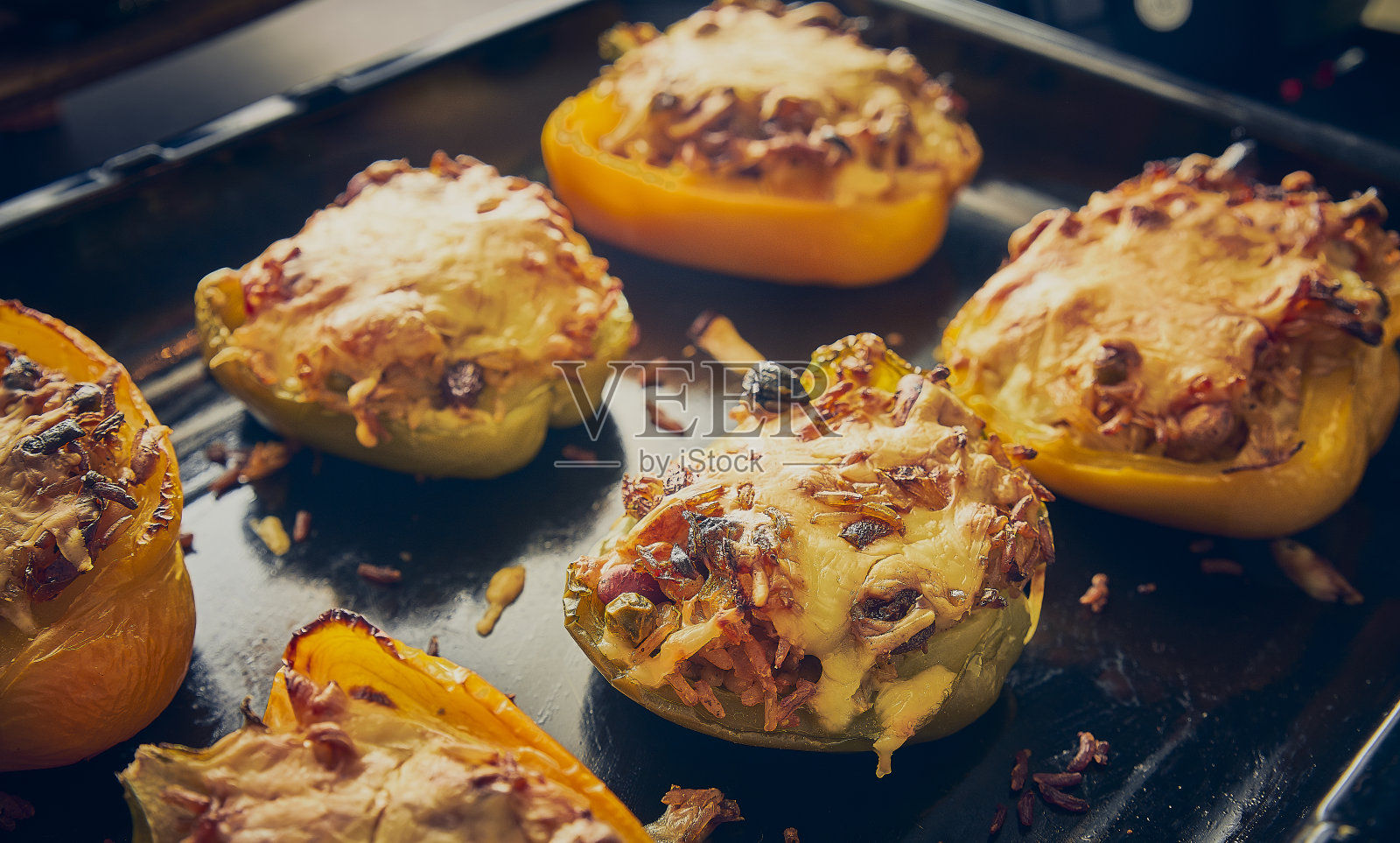 在烤盘上塞满烤甜椒照片摄影图片