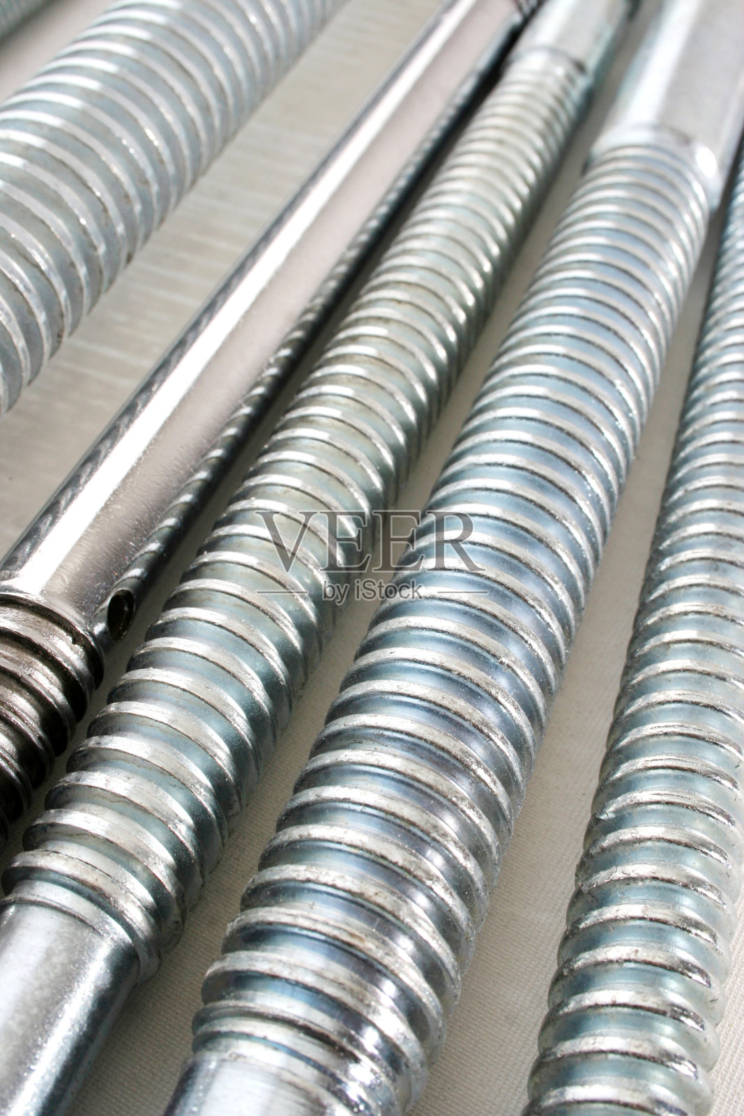 新制造的大螺丝。关闭了。照片摄影图片