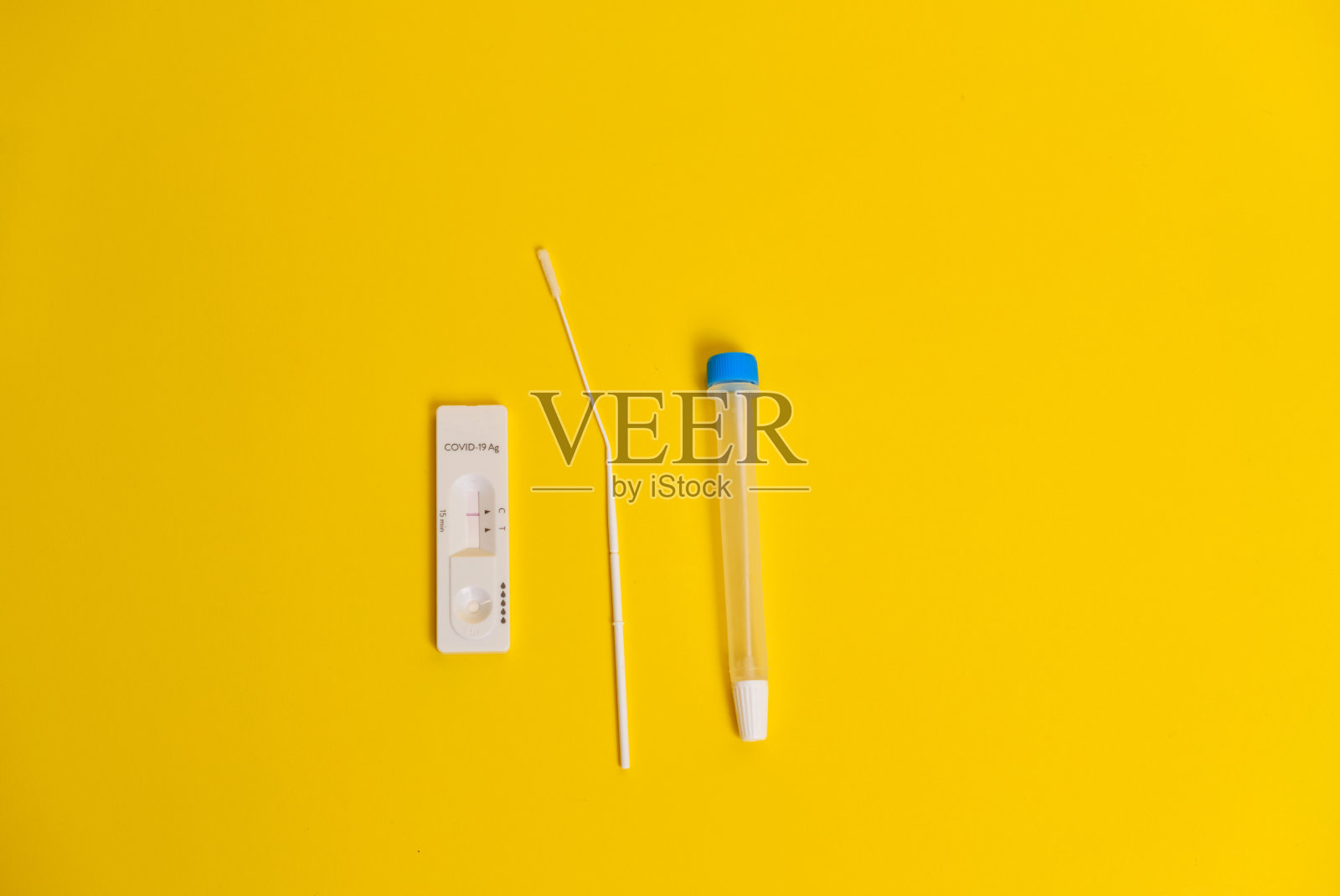 冠状病毒检测，黄色背景照片摄影图片