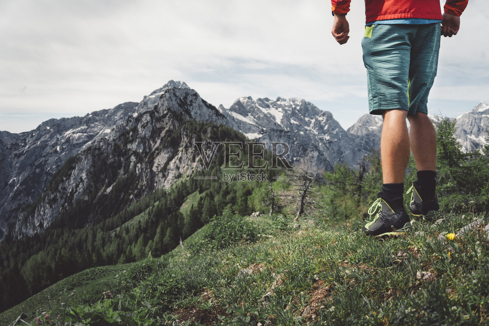 男性在草地上，后视镜，拷贝空间照片摄影图片