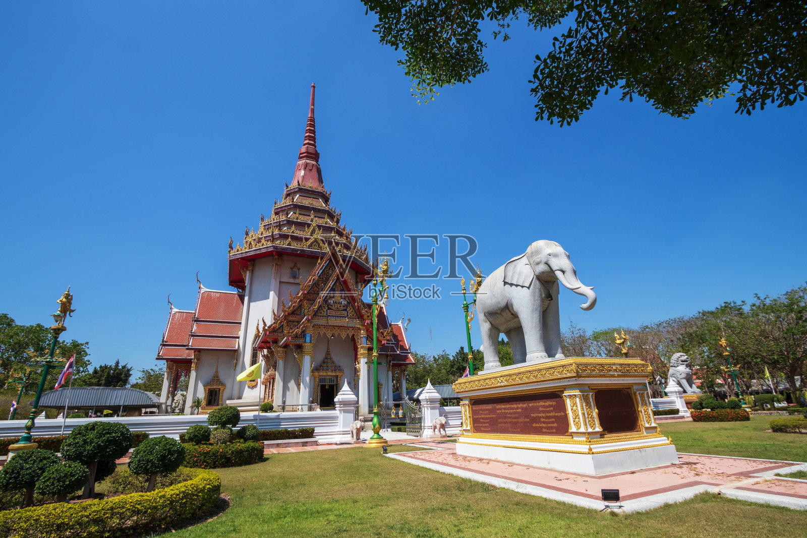 Wat Chantharangsee是一座美丽的寺庙，也是泰国昂通省的一个主要旅游景点。照片摄影图片
