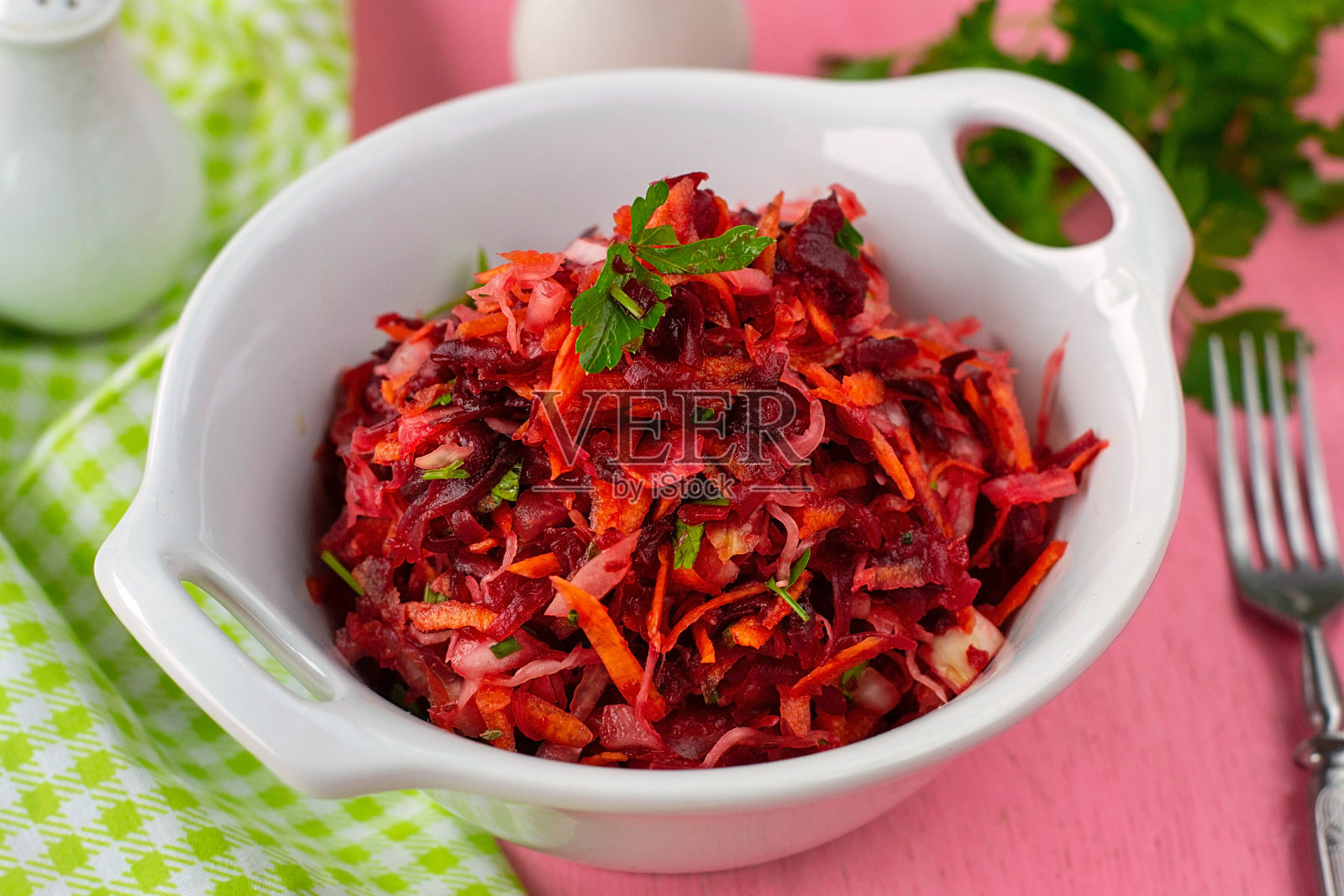 新鲜蔬菜沙拉配卷心菜，胡萝卜和甜菜根照片摄影图片