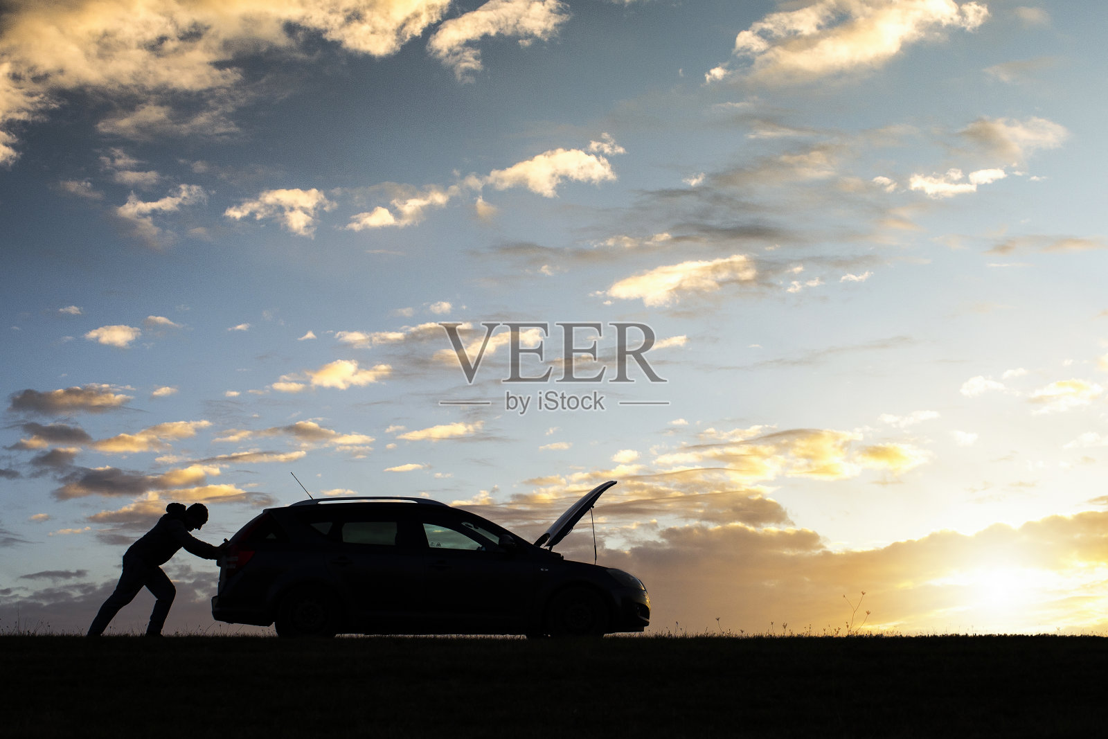 日落时分，一个人的车出了故障照片摄影图片