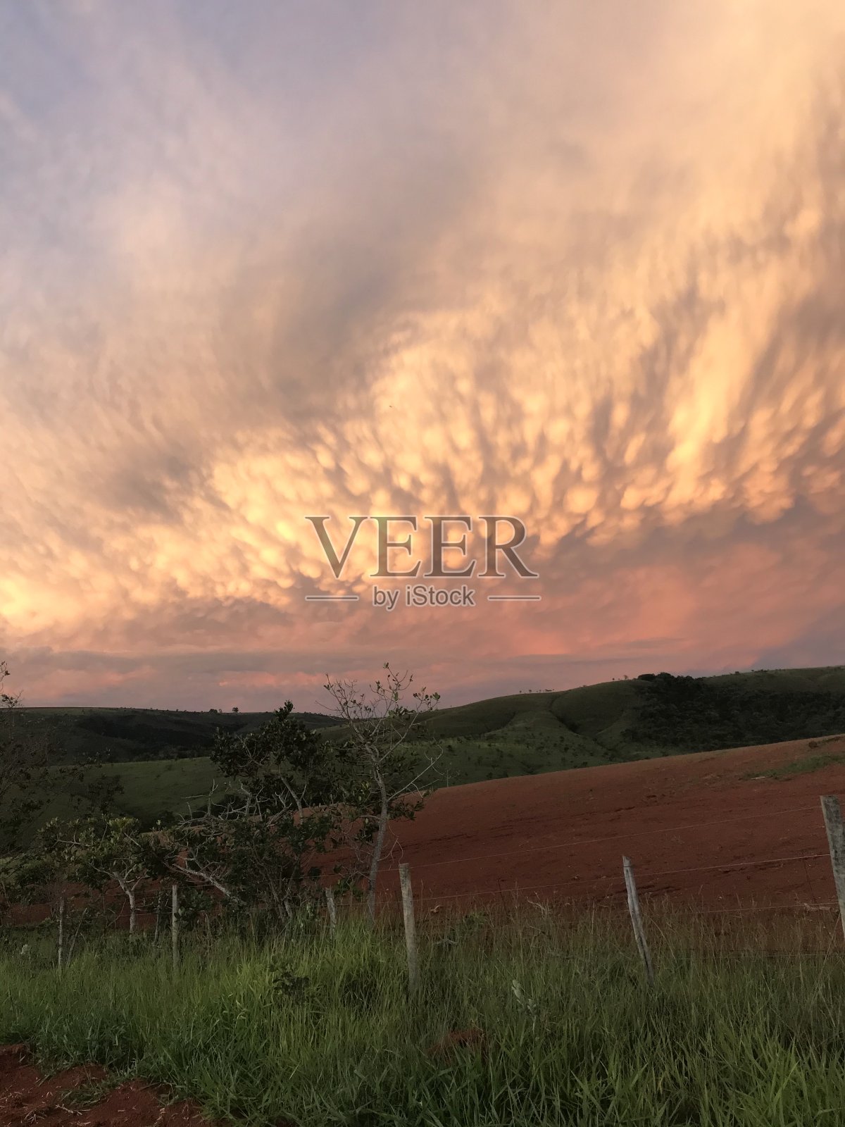 红色的云在天空照片摄影图片