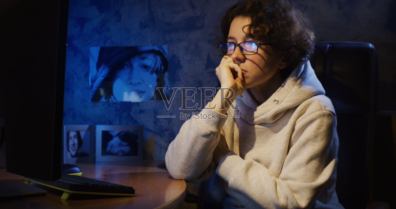 一个女人在暗室里对着电脑看视频照片摄影图片