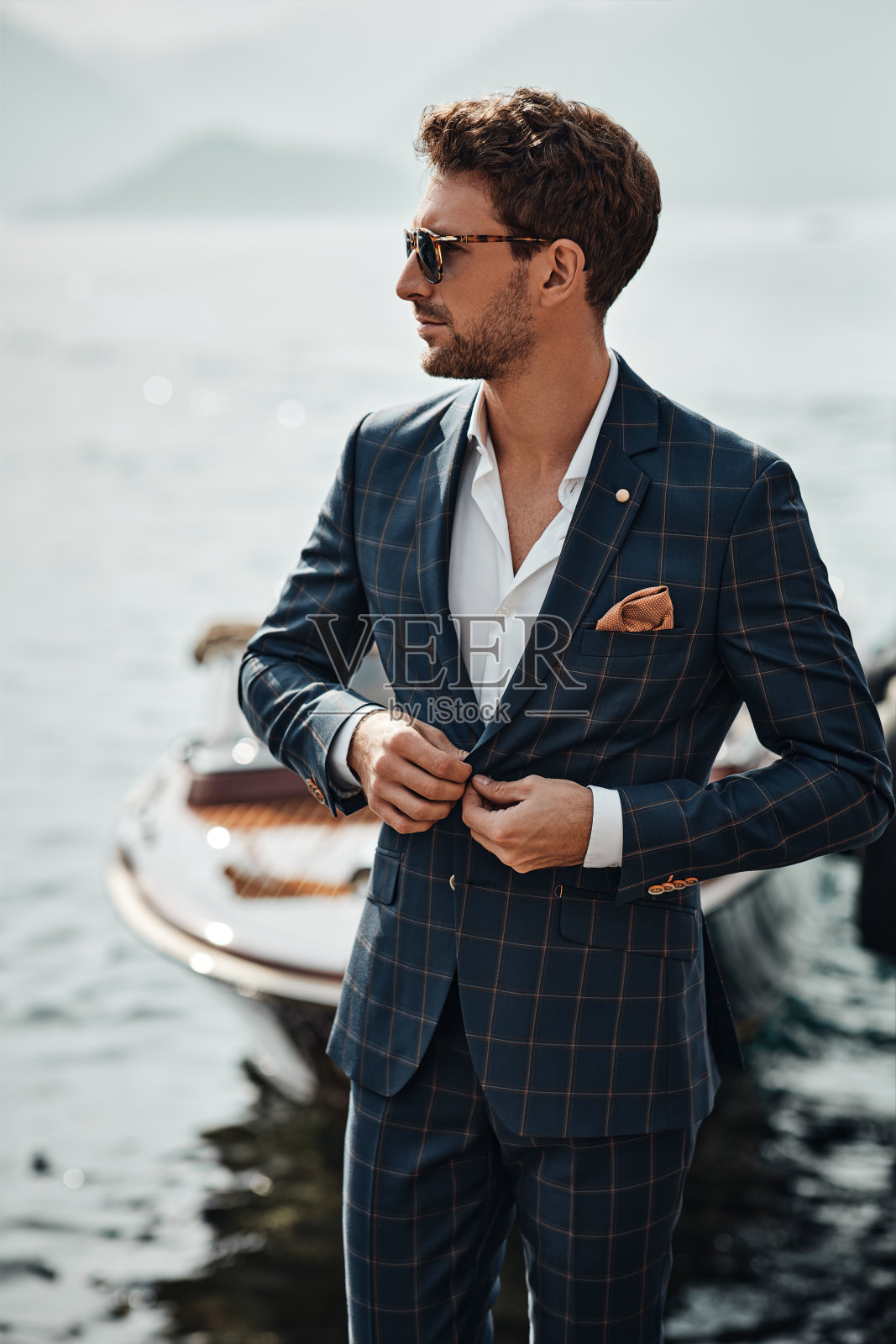 年轻英俊的男子在经典的湖背景照片摄影图片