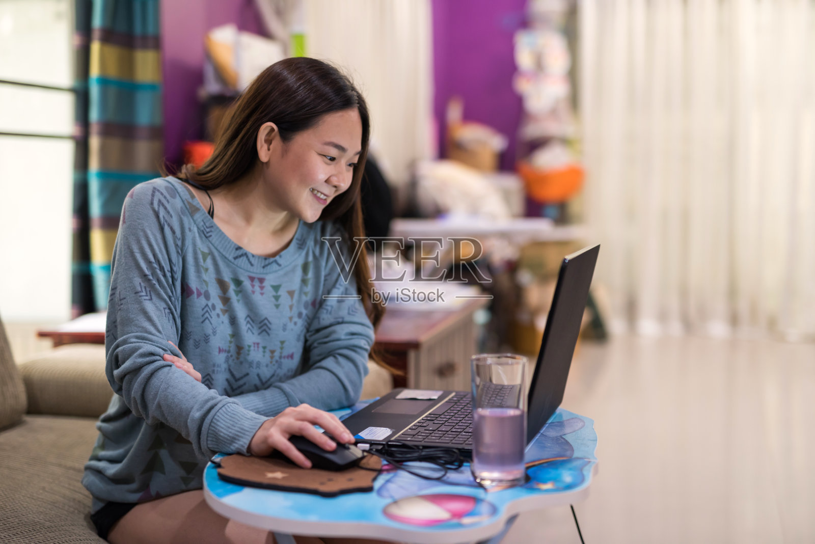 年轻的女商人在家工作。新型冠状病毒肺炎照片摄影图片