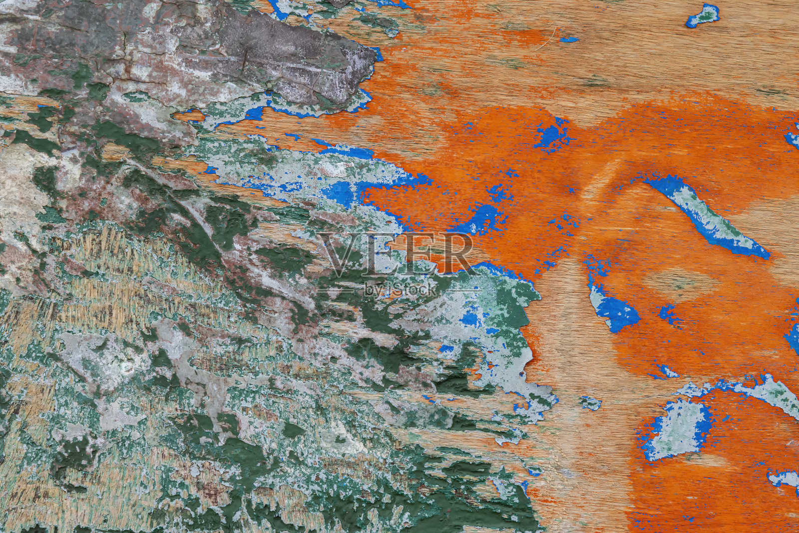 一艘船的旧木墙上被磨光的油漆。照片摄影图片