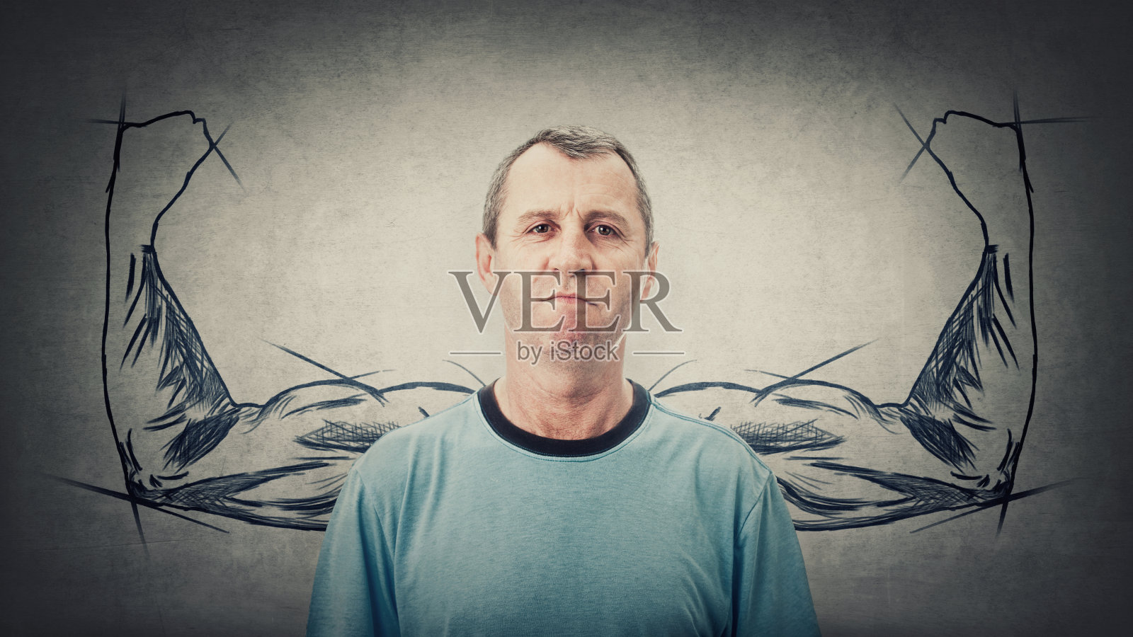 自信的中年男子无所畏惧。强壮的老年男性，有二头肌，肌肉发达的手臂在他的背后显示了内在的力量。超级大国的比喻。愤怒的成年人反应烦恼照片摄影图片