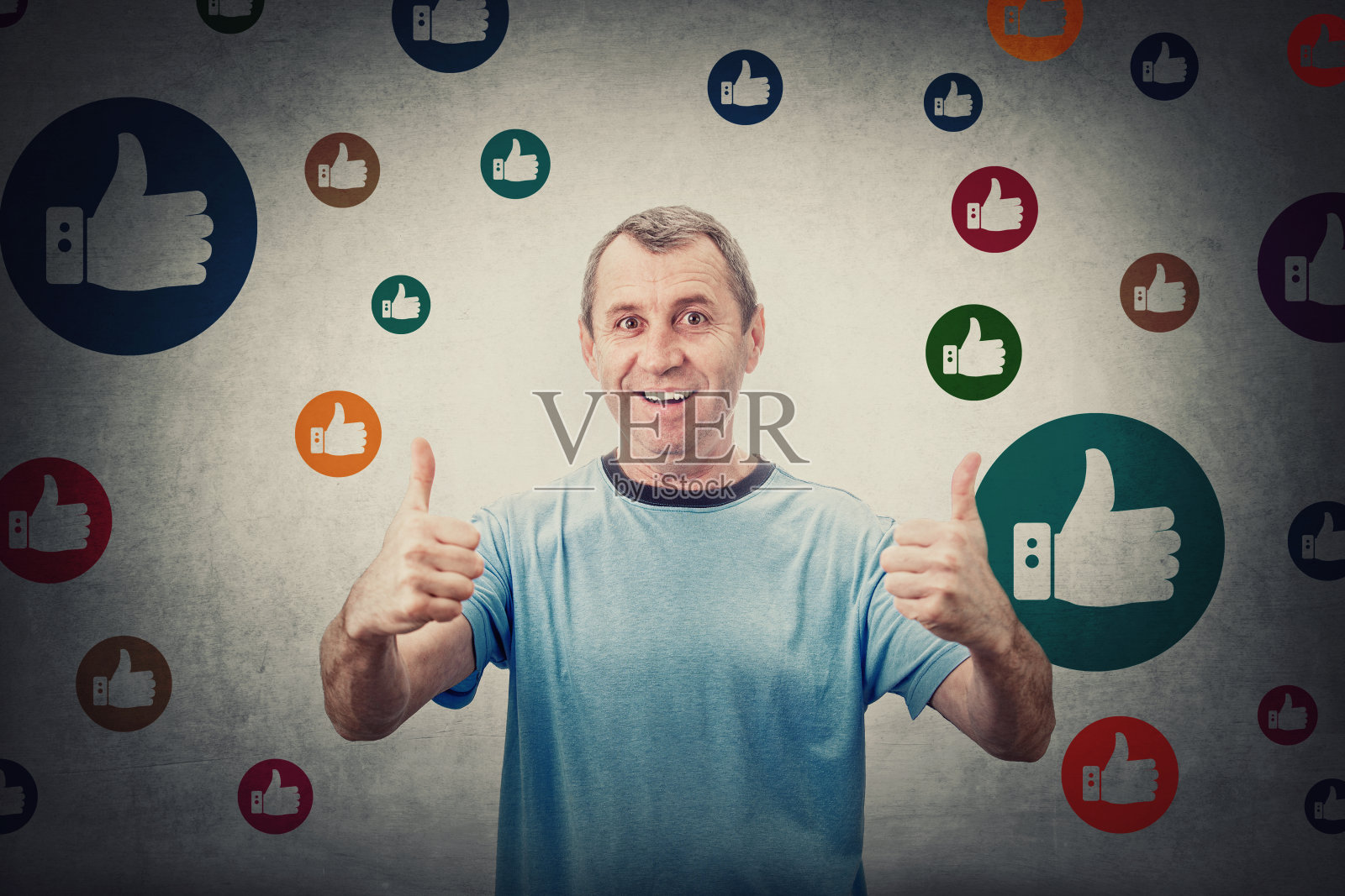 一位兴奋的中年男子，竖起大拇指，对着镜头心满意足地微笑着，周围是五彩缤纷的指示牌。资深男性给予认可标志，积极反馈，营销理念照片摄影图片