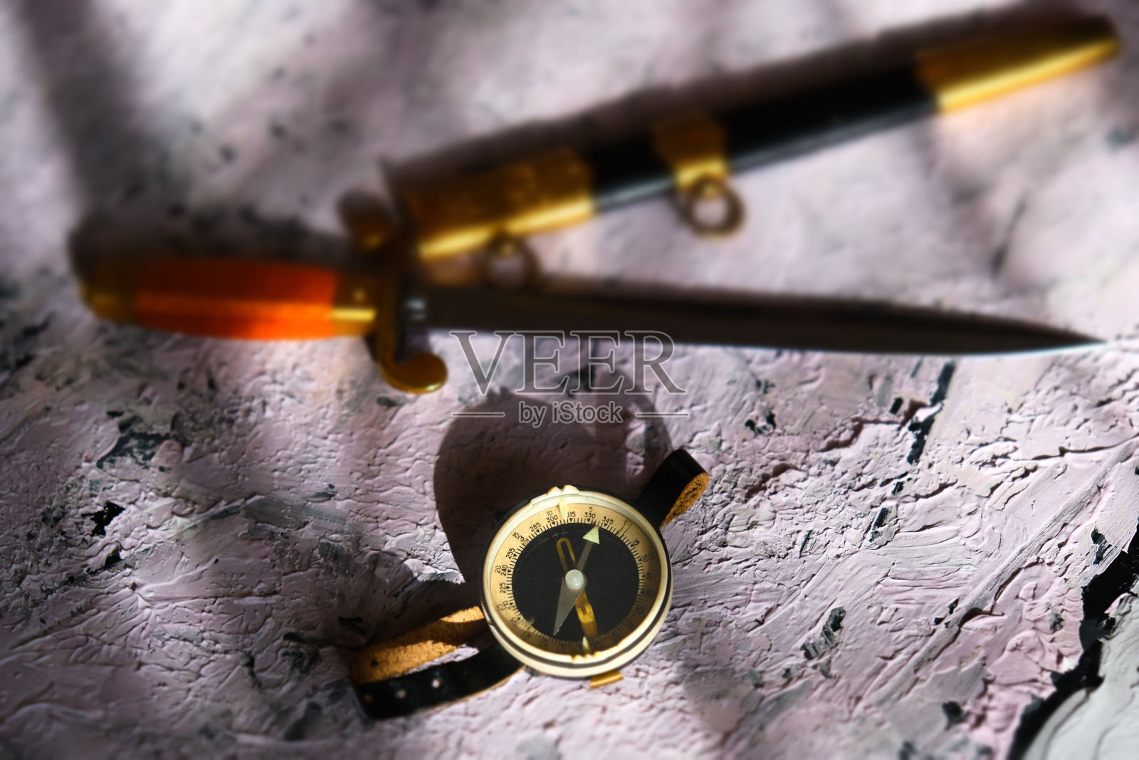 海军军官的罗盘和古董匕首的选择性焦点。阴影和光明。照片摄影图片