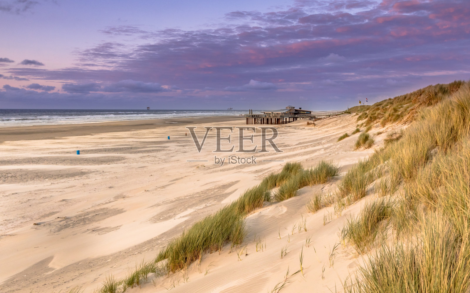 从沙丘顶部俯瞰北海照片摄影图片