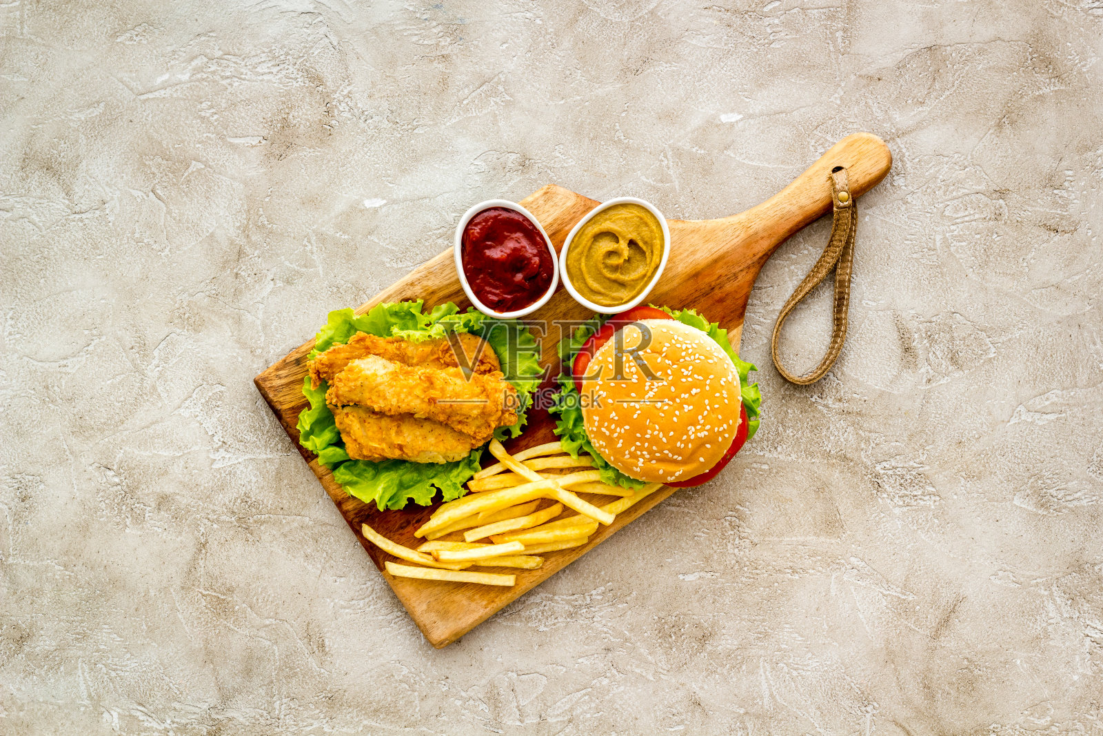 经典的汉堡与炸薯条和炸鸡一起放在木板上照片摄影图片