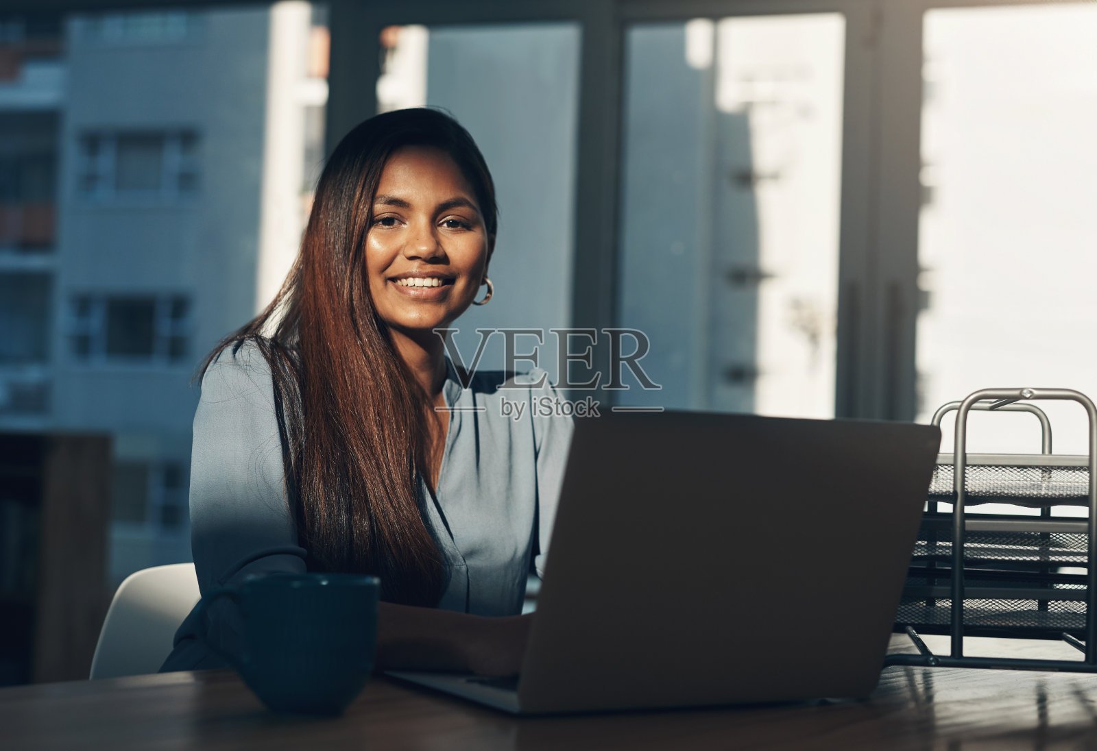 为又一个忙碌的日子干杯照片摄影图片