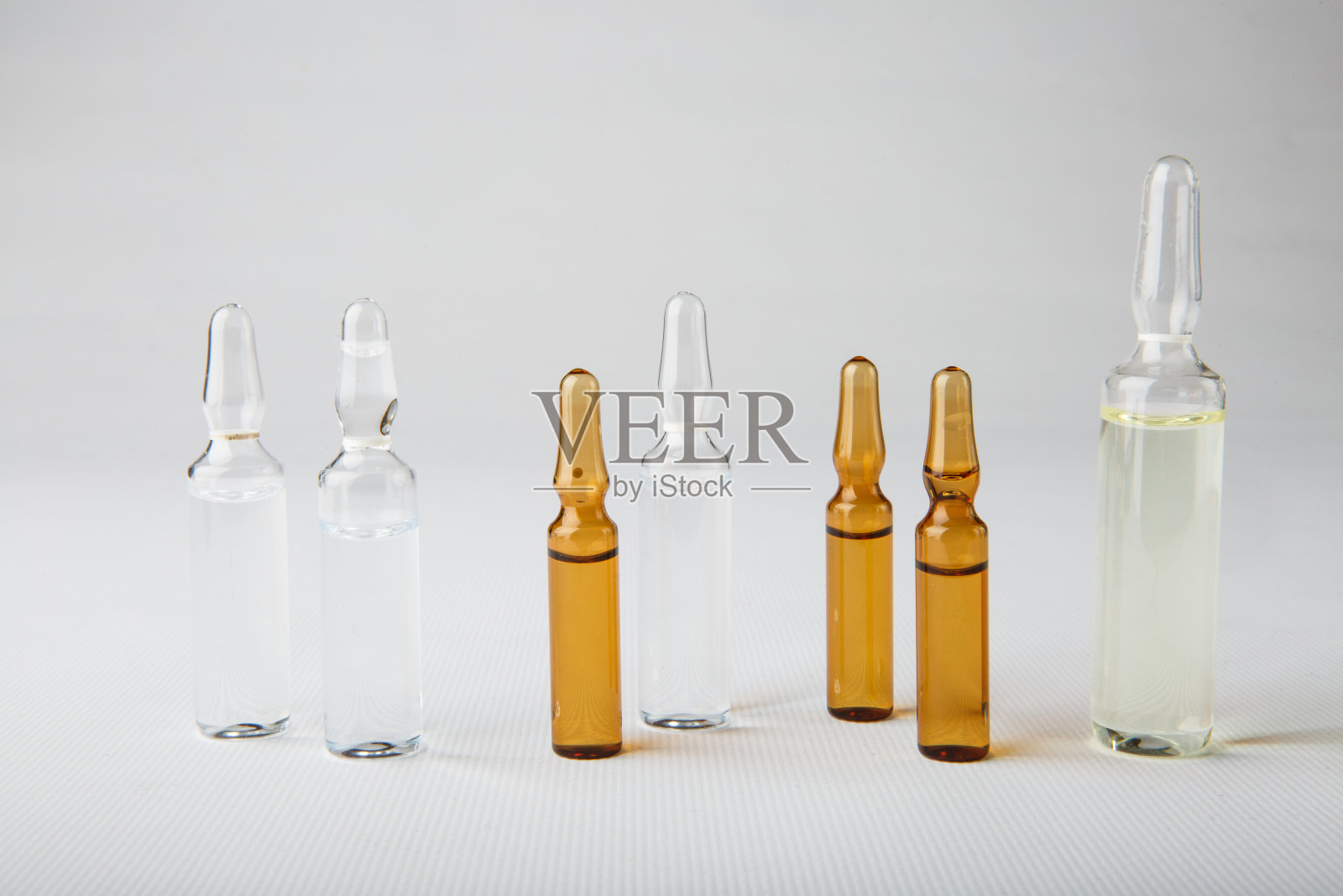 在白色背景上分离的注射用医用安瓿。药物和疾病治疗，药理学和科学概念照片摄影图片