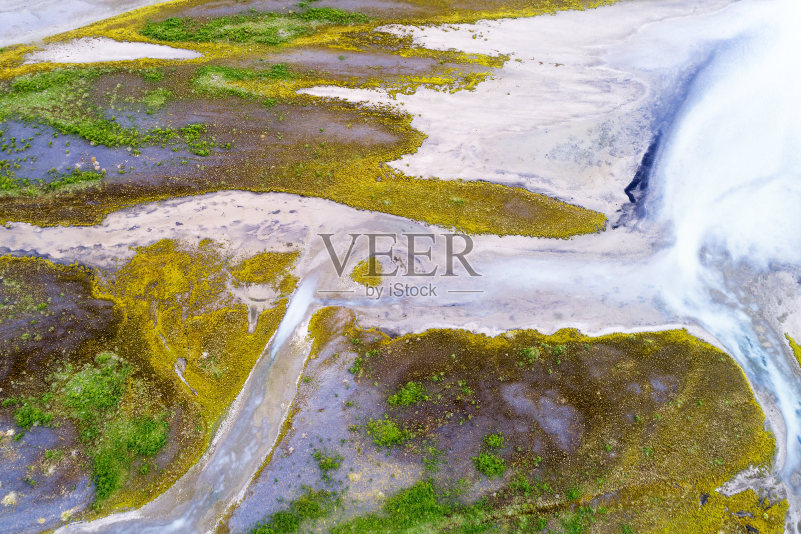 河岸上多彩的植被，冰岛，鸟瞰图照片摄影图片