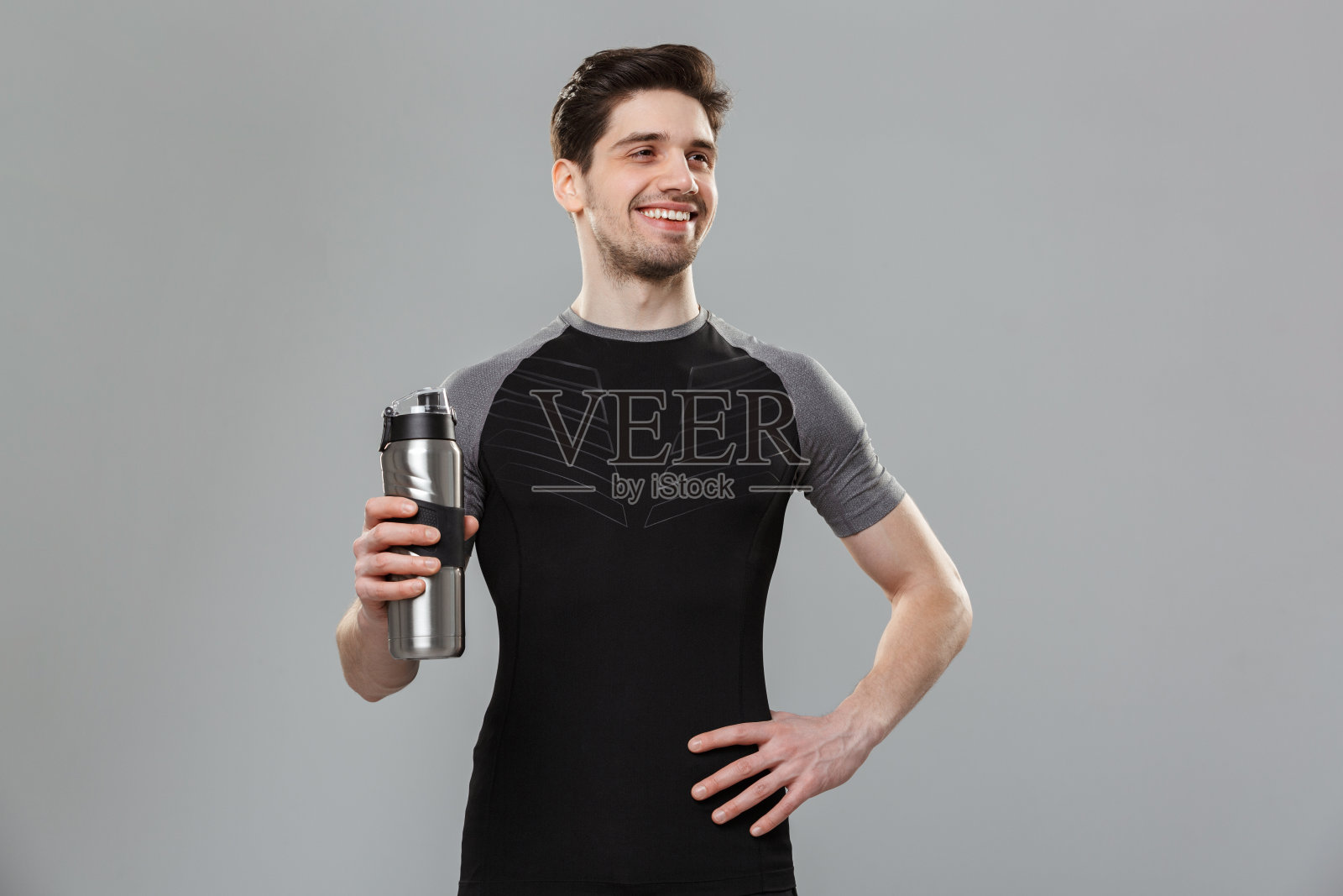 一个愉快的年轻运动员的肖像照片摄影图片